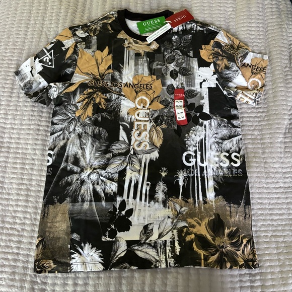 NWT Guess print tee - Picture 1 of 2